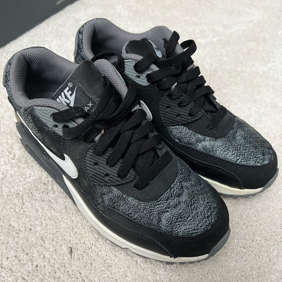 Nike Air Force - Picture 1 of 3